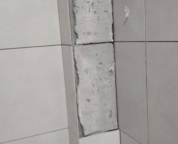 牡丹瓷砖空鼓维修公司分享下瓷砖施工前基层浇水润湿程度不足，可能导致以下问题
